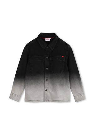 Chemise à manches longues boutonnée avec un dégradé du noir au gris, deux poches poitrine et une petite étiquette logo rouge sur la poche droite.