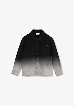 Chemise à manches longues boutonnée avec un dégradé du noir au gris, deux poches poitrine et une petite étiquette logo rouge sur la poche droite.