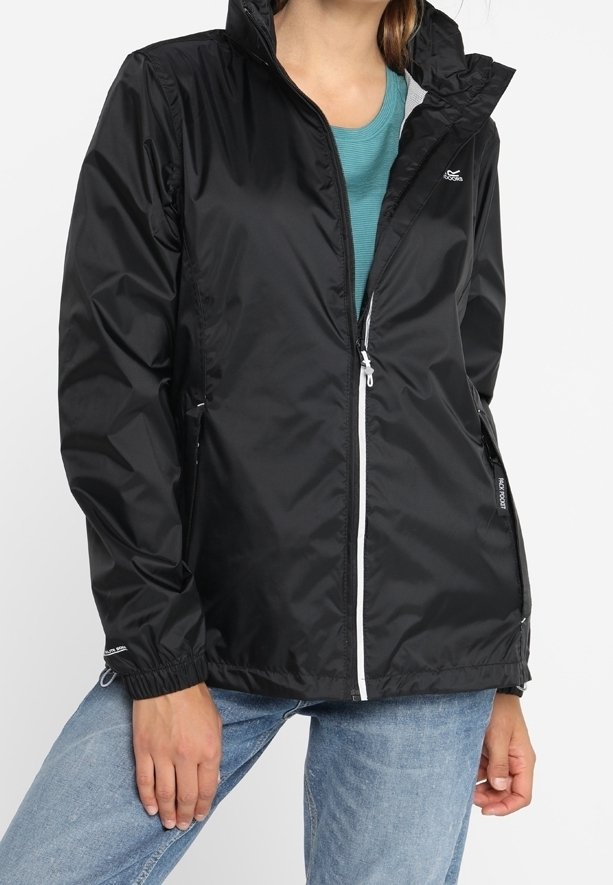 Veste noire imperméable avec un col haut, fermeture éclair sur toute la longueur à l'avant et manches élastiques. Comporte un tissu léger et des poches latérales.