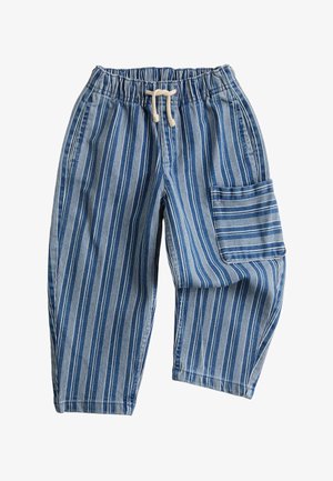 Pantaloni a righe verticali blu e bianchi con vita elasticizzata, coulisse bianca, due tasche laterali e una grande tasca quadrata su una gamba.