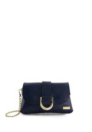 Kleine marineblauwe leren clutch met gouden kettingbandje en grote gouden gesp op de voorklep.