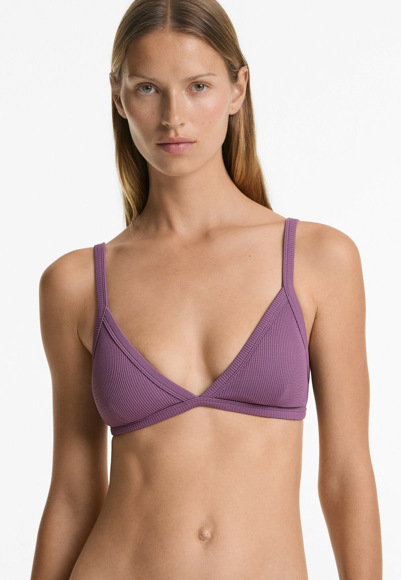 Lila räfflad triangelbikinitopp med tunna justerbara remmar och en slät finish. Har en omslagdesign under bysten.