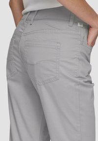 QS CAPRI MIT SCHMALEM BEINVERLAUF - Kalhoty - grau