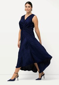 Ulla Popken DRAPED SLEEVELESS V-NECK - Maxi šaty - steel blue