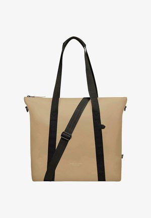 Sac fourre-tout beige, fabriqué en matériau durable avec des bretelles noires ajustables. Dispose d'une fermeture éclair et d'un logo sur le devant.