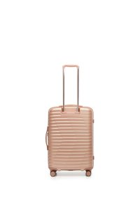 Maleta rígida de color oro rosa con cuatro ruedas y un asa telescópica extendida, colocada de pie sobre un fondo blanco.