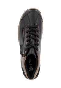 Sneaker en cuir noir avec un bout rond, des accents texturés, des lacets sur le devant, une fermeture éclair sur le côté et une semelle en caoutchouc marron. L'intérieur est doté d'un revêtement doux.