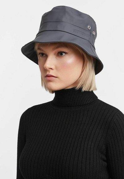 Grauer wasserdichter Eimerhut mit breiter Krempe, abgesteppten Linien und Metallösen sowie geprägt gebrandet an der Seite.