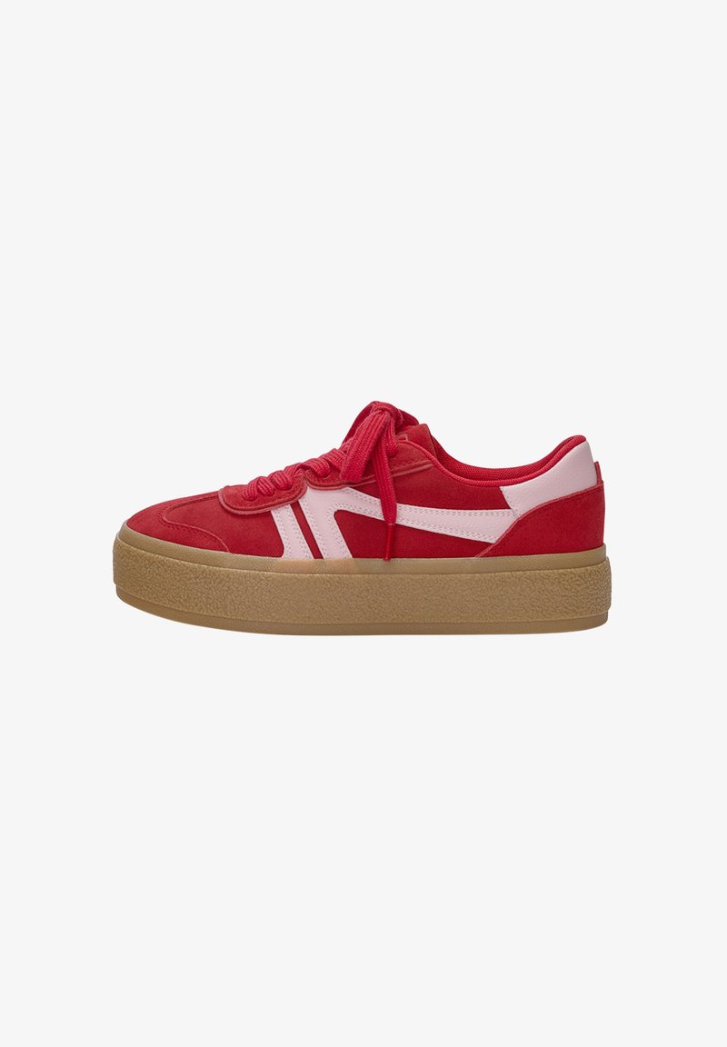 Baskets en daim rouge avec des accents rose clair, semelle épaisse beige et lacets rouges, vues de côté sur un fond blanc.
