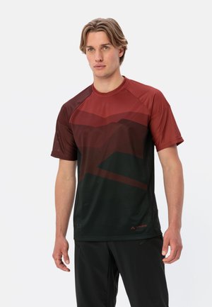 Korte mouwen sportshirt met een verloop van diep rood naar donker groen, voorzien van een geometrisch patroon en ademend materiaal.