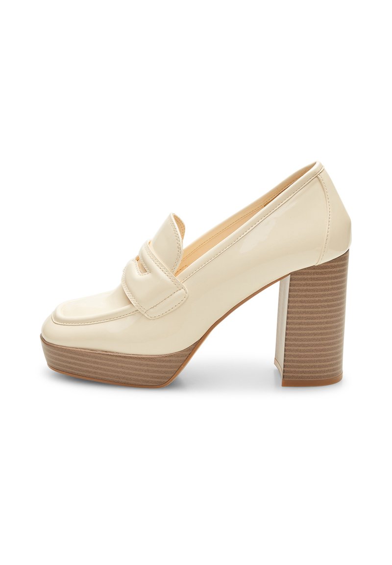 Mocassini in pelle verniciata beige con tacco a blocco, punta rotonda, una fascetta decorativa e un tacco effetto legno impilato.