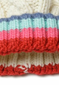 Strickmütze mit einer cremefarbenen Basis und mehrfarbigen Rippungen in Aqua, Pink und Rot. Die Textur ist dick und warm mit ausgeprägten Nahtdetails.