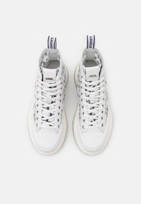 Sneaker alte con tomaia sintetica bianca, motivo testurizzato, design con lacci e accenti grigi a contrasto. Presenta una linguetta sul tallone.
