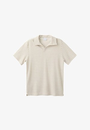 Polo à manches courtes en maille rayée beige et blanche, col ouvert et petites fentes latérales, posé à plat sur fond blanc.