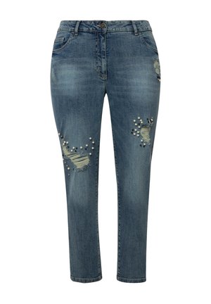 Jean en denim bleu avec des détails déchirés, des perles et des clous embellissant l'avant, et une coupe droite.