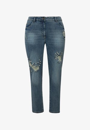 Niebieskie dżinsy z postrzępieniami, ozdobione perłami i ćwiekami z przodu, w fasonie prostych nogawek.