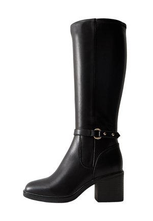 Botas de cuero negras hasta la rodilla con punta redonda, tacón cuadrado y detalle de correa ajustable con hebilla en el tobillo. Textura suave.