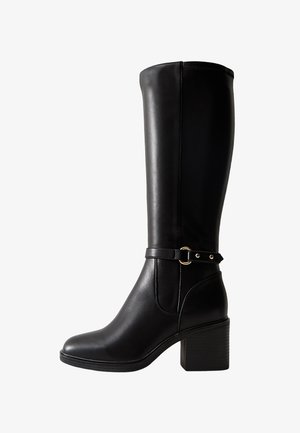 Botas de cuero negras hasta la rodilla con punta redonda, tacón cuadrado y detalle de correa ajustable con hebilla en el tobillo. Textura suave.
