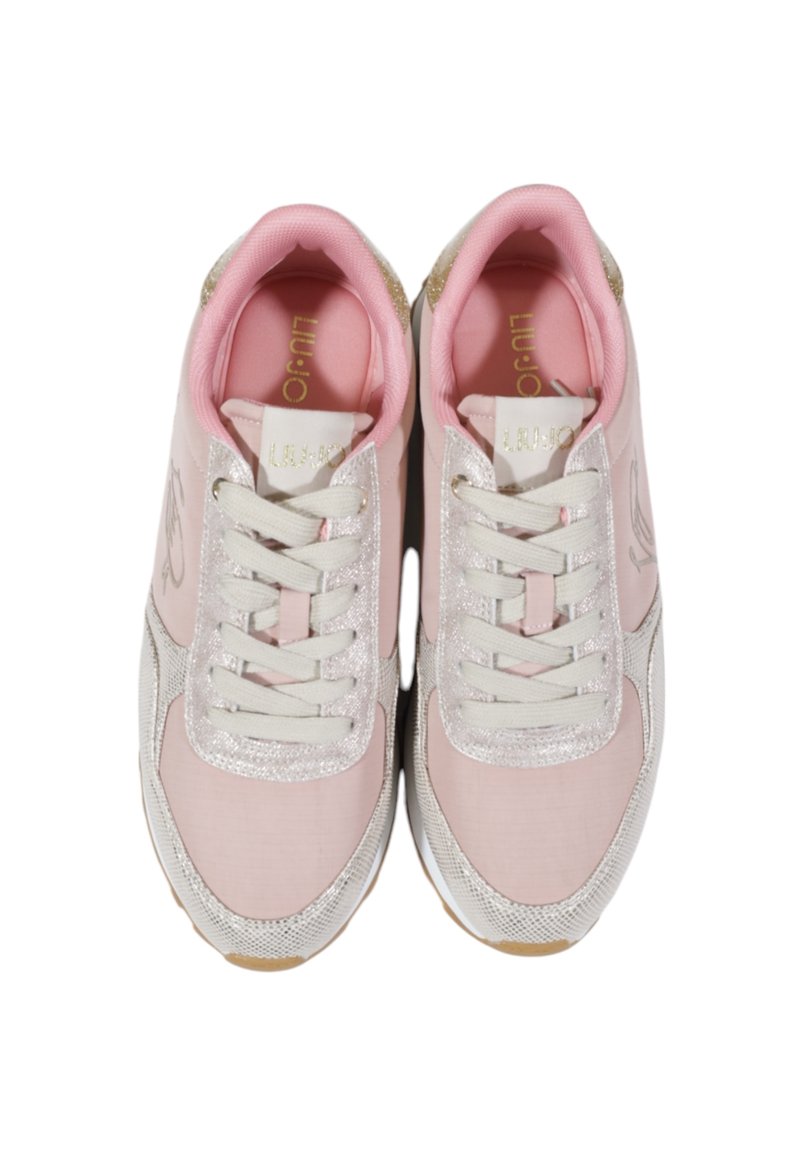 Zapatillas de deporte rosas claras con acentos metálicos plateados, que presentan un panel lateral texturizado, punta redonda y un diseño tradicional de cordones.