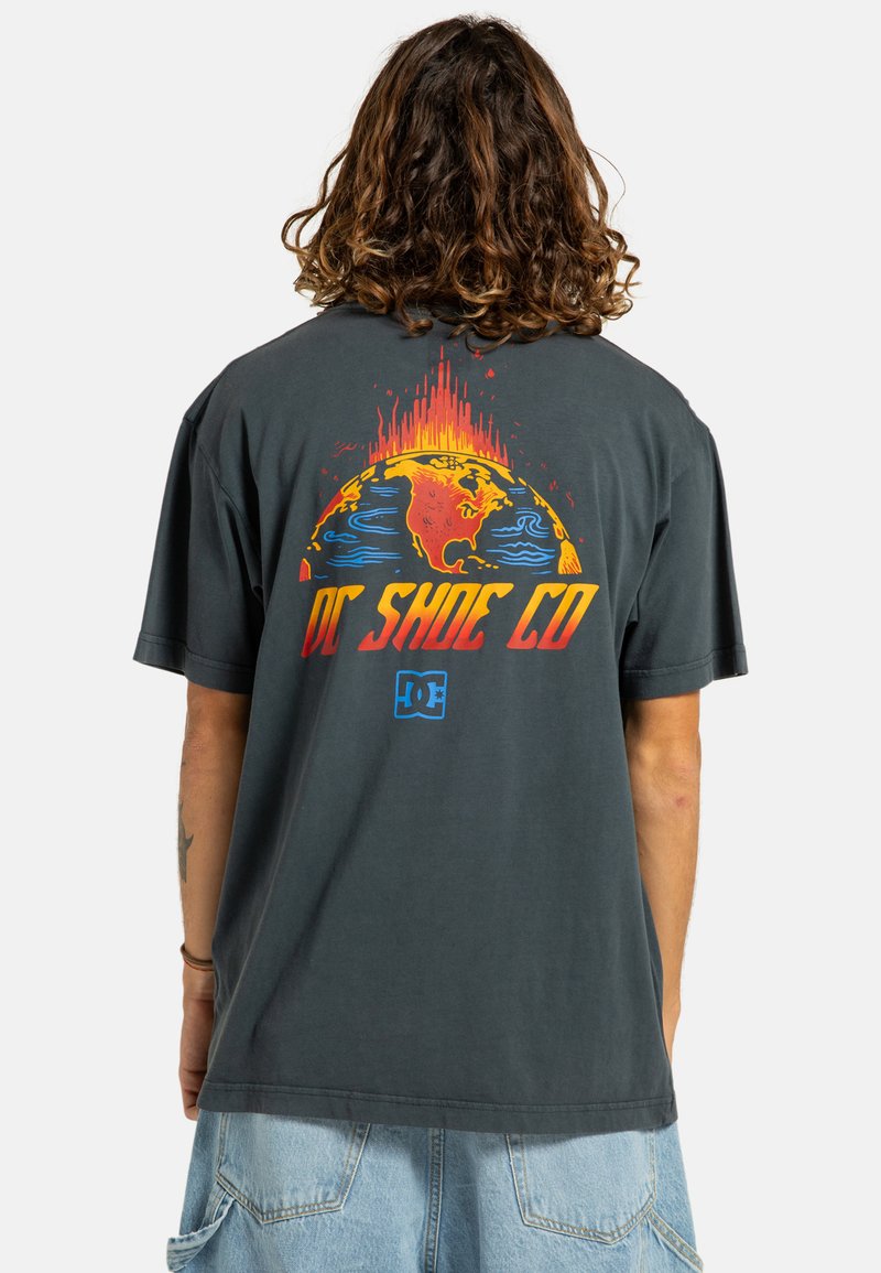 Dunkelgraues Baumwoll-T-Shirt mit einem bunten Grafikdesign der Erde mit Flammen, dem Text "DC SHOE CO" und einem blauen Logo am unteren Rand.