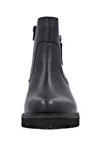Bottine en cuir noir avec une finition lisse, fermeture �éclair latérale et semelle en caoutchouc robuste. Présente un bout arrondi et des détails de couture minimalistes.