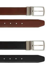 Dvoje kožených opasků, jeden hnědý a druhý černý, každý se stříbrnou obdélníkovou sponou a pěti nastavitelnými otvory, vystavených horizontálně.