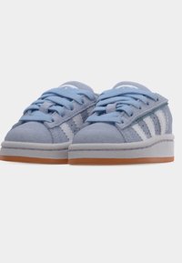 Μπλε πάνινα παπούτσια με λευκές ρίγες, χαμηλό σχέδιο, υφασμένη επιφάνεια, επίπεδα κορδόνια και φωτεινά καφέ λαστιχένια πέλματα.