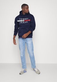 Tommy Jeans REFLECTIVE FLAG HOODIE - Sweatshirt com capuz - twilight navy