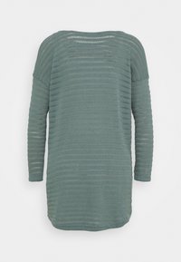 Túnica de manga longa e corte solto na cor teal. Apresenta um padrão texturizado e riscado, com um decote largo e uma bainha curva.