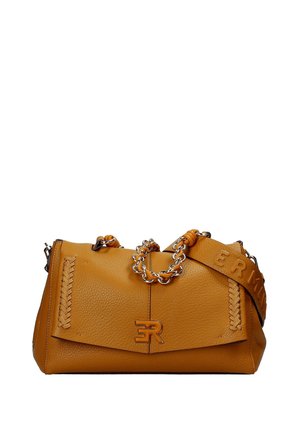 Borsa a mano in pelle cuoio con dettagli intrecciati, manico a catena argento e tracolla regolabile con nome del marchio impresso.