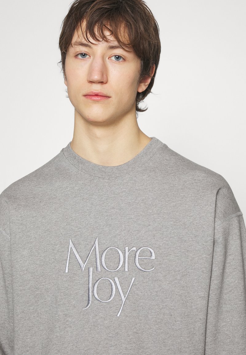 Herren T-shirts & Polos | More Joy by Christopher Kane EMBROIDERED TONAL Sweatshirt grey melange/grau - PF03544 Herren T-shirts & Polos | More Joy by Christopher Kane EMBROIDERED TONAL Sweatshirt grey melange/grau - PF03544