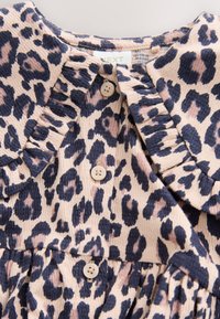 Kleid mit Leopardenmuster, das aus einem strukturierten Stoff besteht, einen gerafften Kragen hat und fünf Knöpfe in hellem Beigeton am Ausschnitt aufweist.