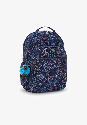 Dunkelblauer Rucksack mit bunten, maritimen Mustern, Reißverschlussfächern und einem blauen Affen-Schlüsselanhänger an der Seite.
