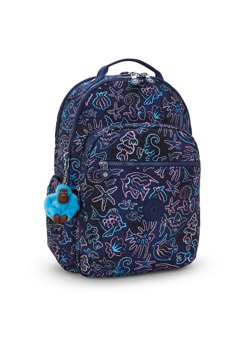 Zaino blu navy con motivi colorati a tema oceano, scomparti con zip e un portachiavi a forma di scimmia blu attaccato al lato.