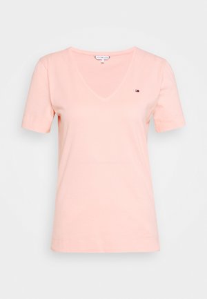 T-shirt femme rose clair manches courtes à col en V avec petit logo Tommy Hilfiger sur la poitrine gauche.