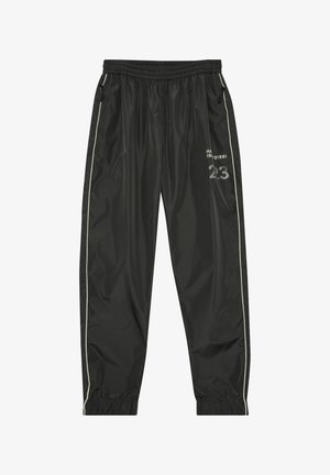 Czarne sportowe spodnie z elastycznym pasem i mankietami, zapinane na zamek kieszenie z boku, białe paski wzdłuż nóg oraz nadruk "23" i tekst na górnej części uda.