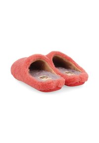 Chaussons en peluche corail avec un design ouvert, extérieur en fourrure douce et doublure en tissu rembourré. Embout arrondi et semelle plate pour le confort.