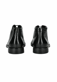 Botas de tobillo de cuero negro con una textura suave, punta redonda y tacón bajo. Presentan un diseño minimalista sin hardware visible.