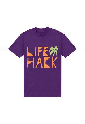 Lilla bomulds T-shirt med teksten "LIFE HACK" i orange og et grønt palme-træ grafik. Korte ærmer, afslappet pasform, glat tekstur.