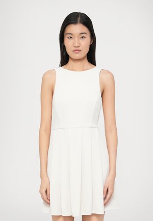 Valge pikkade varrukateta kleit ümarate kaelustega, vormitud ülakeha ja lehviva seelikuga. Silmapaistev kangas peene tekstuuriga, kohandatud lõikega.