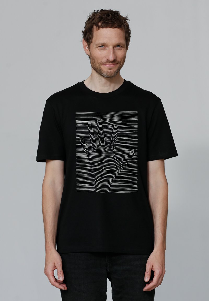 Schwarzes T-Shirt aus Baumwolle mit einem grafischen Design einer Hand, die aus horizontalen weißen Linien besteht. Kurzarm und runder Halsausschnitt.