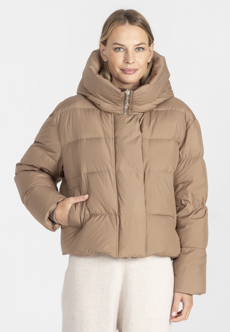 Brązowa kurtka puchowa z wysokim kołnierzem, zapinana na zamek, wypełniona puchem. Charakteryzuje się prostokątnym kształtem i bocznymi kieszeniami.