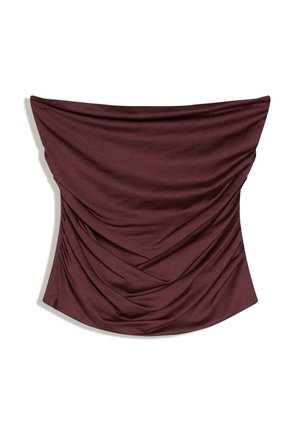 Bandeau top zonder bandjes in donker bordeauxrode stof met geplooide details die zachte plooien vormen aan de voorkant en zijkanten.