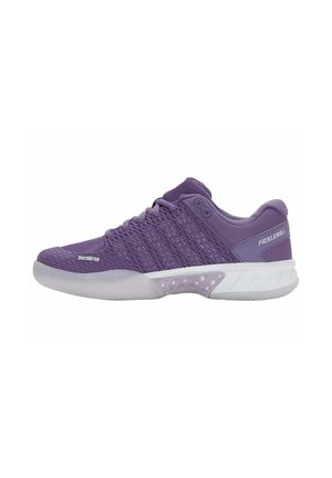 Chaussures de pickleball violettes avec une tige en mesh, une surface texturée et un renfort DuraWrap. Elles présentent une semelle intermédiaire blanche et une semelle extérieure en caoutchouc translucide.