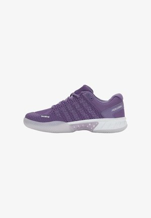Chaussures de pickleball violettes avec une tige en mesh, une surface texturée et un renfort DuraWrap. Elles présentent une semelle intermédiaire blanche et une semelle extérieure en caoutchouc translucide.