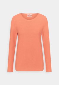 Pull en maille côtelée corail-orange à manches longues avec encolure ronde, étiqueté comme coton biologique, présenté sur un fond blanc uni.