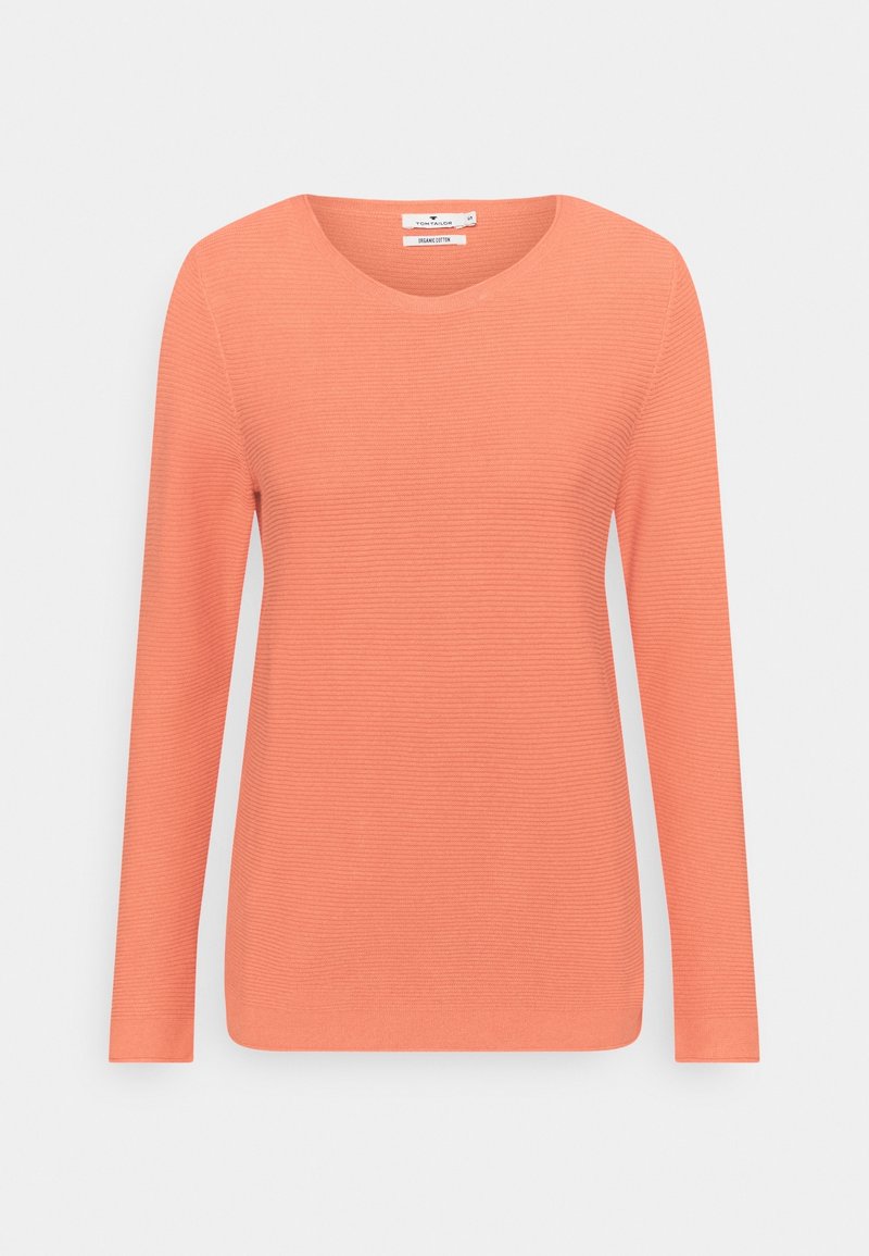 Pull en maille côtelée corail-orange à manches longues avec encolure ronde, étiqueté comme coton biologique, présenté sur un fond blanc uni.