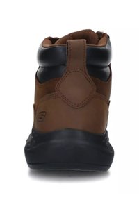 Sneaker marrone e nero con collare imbottito, tomaia in pelle testurizzata, tallone rinforzato e suola in gomma. Presenta il logo sul lato.