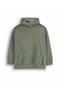 Zielona bluza z kapturem z kieszenią z przodu. Posiada grafikę gór i pomarańczowy napis "NAJLEPSZE JESZCZE PRZYJDZIE." Miękka faktura materiału.