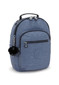 Blå nylonryggsäck med en texturerad yta, utrustad med två fickor med dragkedja, en gummilogotyp och en svart fluffig apnyckelhänge.